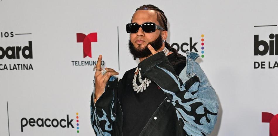 El rapero dominicano El Alpha llega a los Premios Billboard de la Música Latina en el Watsco Center de Miami, Florida, el 5 de octubre de 2023.