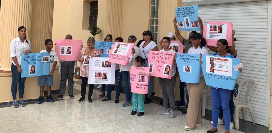 Familia de Yuneirys Tavarez reunida en una protesta pacifica frente al Palacio Nacional