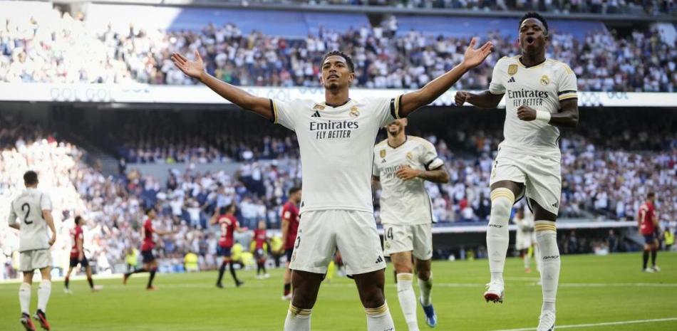 Jude Bellingham realiza un gesto en señal de éxito luego de marcar el segundo gol en el choque en que el Real Madrid superó al Osasuna.