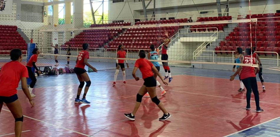 Las jugadoras del equipo U17 mientras realizaban sus entrenamientos la tarde del pasado martes en la Escuela de Voleibol, situada en el Centro Olímpico Juan Pablo Duarte.