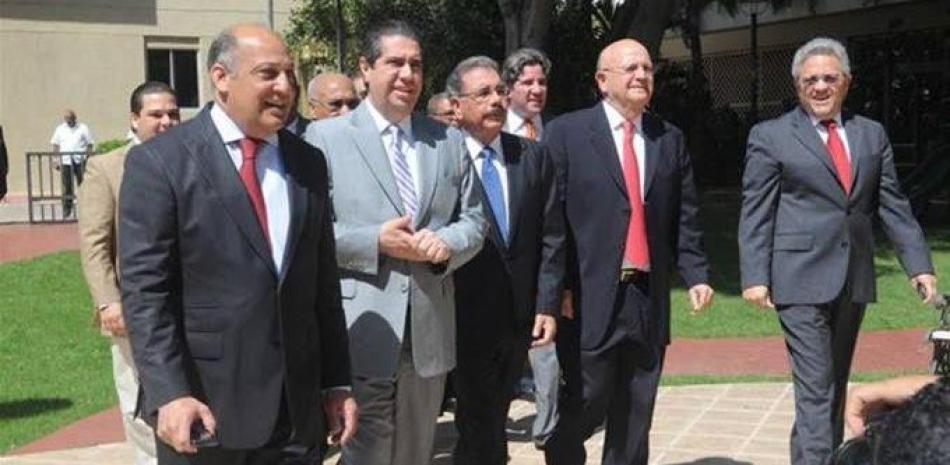 Foto de Humberto Salazar junto al expresidente Danilo Medina y otras personalidades.
