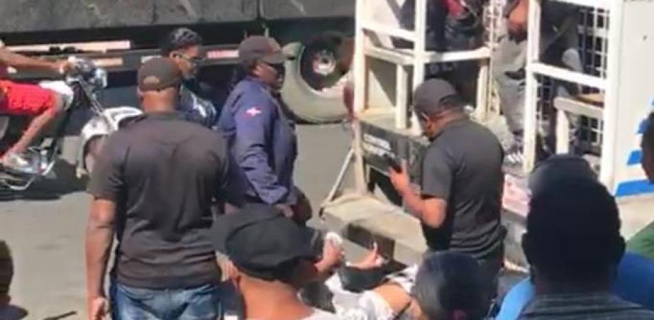 Haitiana se resiste a ser montada en camión de Migración para ser deportada