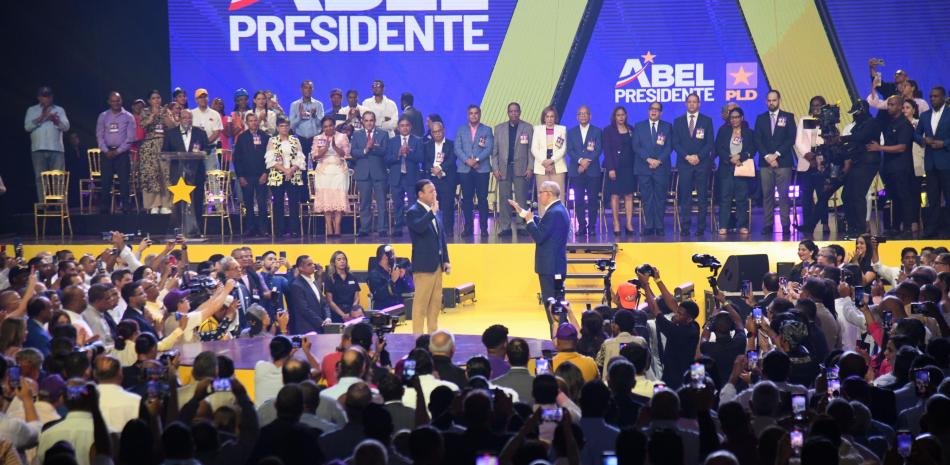 Momento cuando el expresidente Danilo Medina toma el juramento a Abel Martínez, tras su proclamación oficialmente ayer como candidato presidencial del Partido de la Liberación Dominicana (PLD