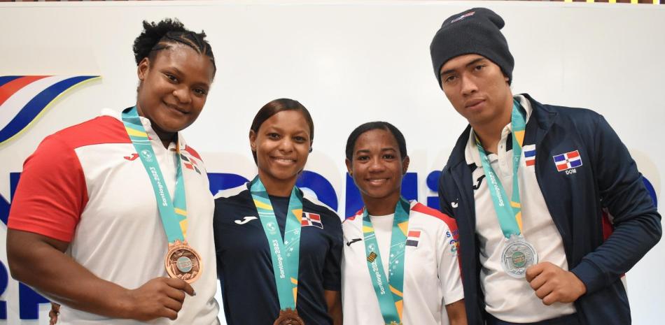 Crismery Santana, Beatriz Pirón, Dahiana Ortiz y Yudelina Mejía, medallistas en levantamiento de pesas en los Juegos Panamericanos.