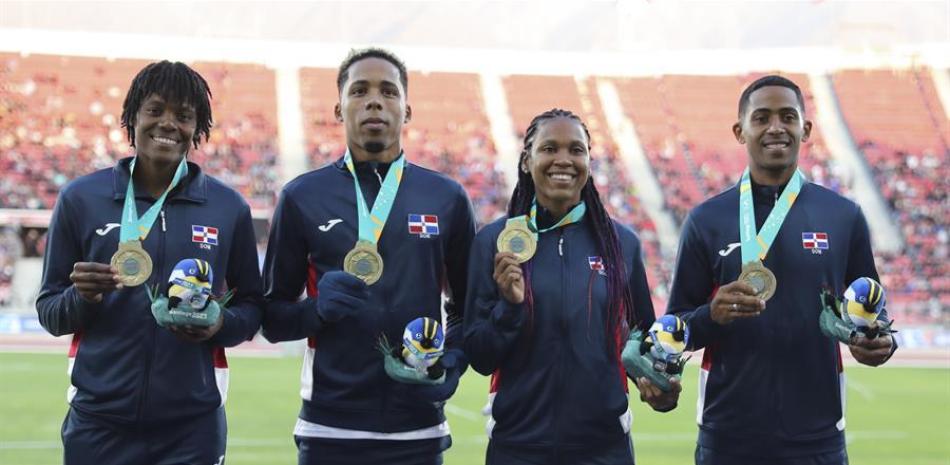 Marileidy Paulino, Ezequiel Suárez, Anabel Medina y Robert King de R. Dominicana posan con la medalla de oro en el podio de 4x100 relevos mixto hoy, durante los Juegos Panamericanos 2023 en Santiago de Chile.