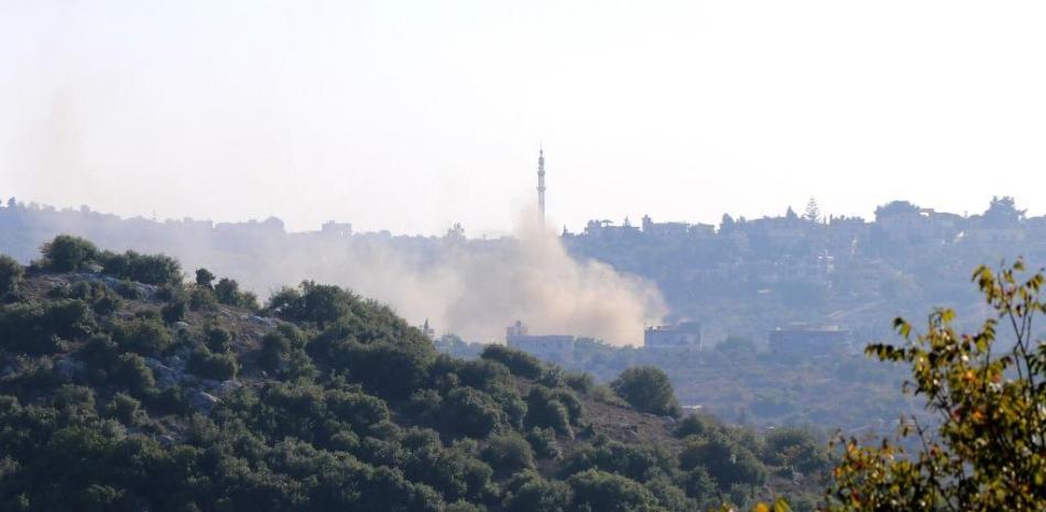 Sale humo tras caer un proyectil israelí en las afueras de la localidad libanesa de Dhayra, cerca de la frontera sur libanesa con Israel, el 5 de noviembre de 2023