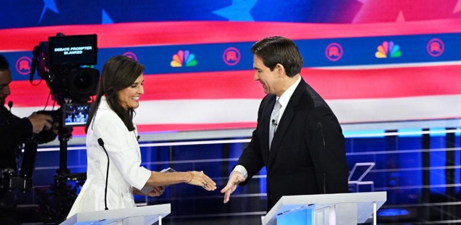 Nikki Haley estrecha la mano de Ron DeSantis, al final del tercer debate de las primarias presidenciales republicanas
