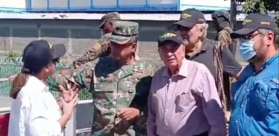 Los embajadores estuvieron en Elías Piña junto a oficiales del Ejército de República Dominicana, quienes mostraron el sistema de control.