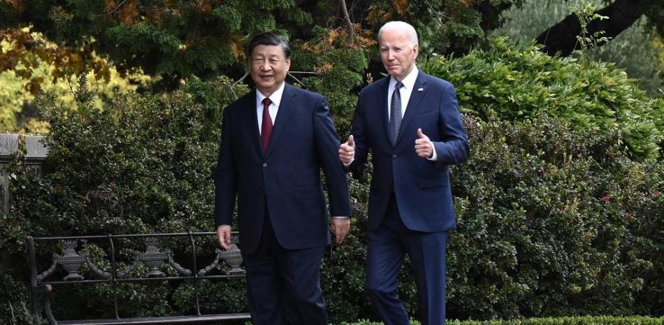 El presidente de Estados Unidos, Joe Biden, camina junto al presidente chino Xi Jinping   .(Photo Brendan SMIALOWSKI