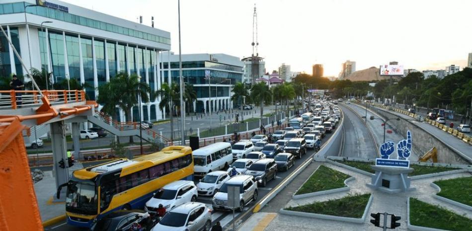 Entre llantos, lodo y casas inundadas se encuentran los moradores de Manoguayabo, quienes fueron víctimas del desbordamiento de una cañada que derrumbó una pared, penetrando a casi todas las viviendas de la zona.