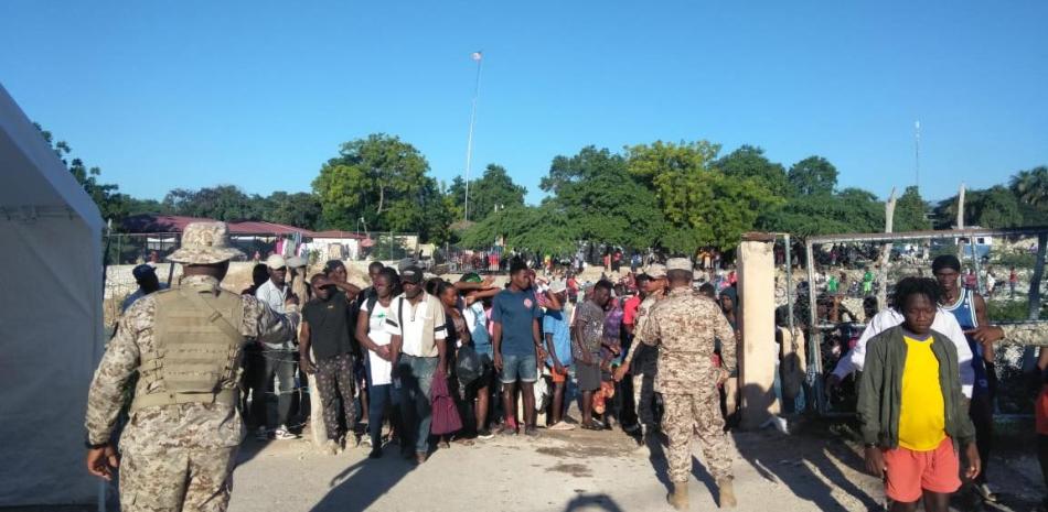 Haitianos se aglomeran en la frontera con Pedernales para entrar a cruzar mercancias