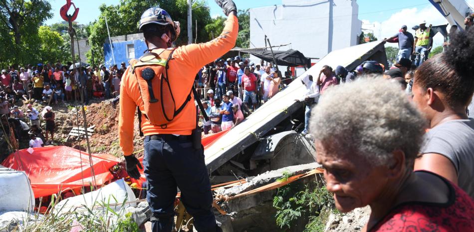 Las autoridades y decenas de curiosos rodean la escena del accidente en Quita Sueños, Haina, donde seis personas fueron reportadas fallecidas hasta ahora.