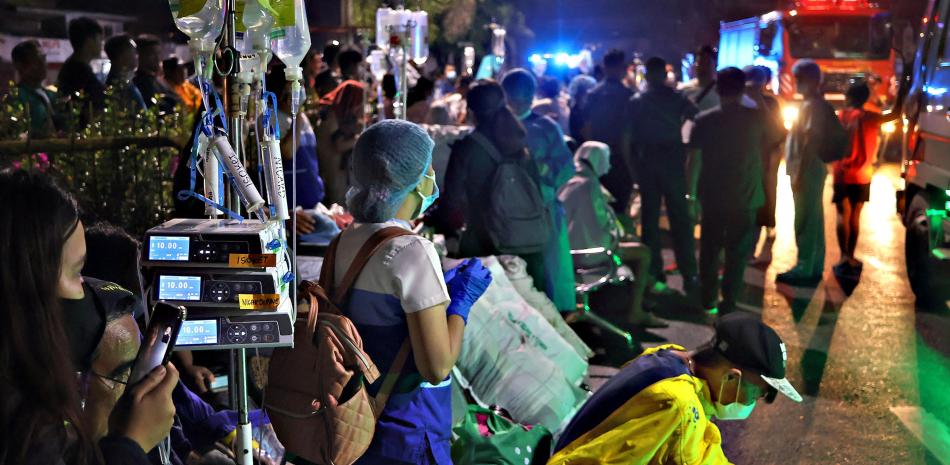 Residentes y personal médico evacuan a pacientes del interior de un hospital tras el terremoto de 7.6 grados que sacudió la ciudad de Butuan, en el sur de la isla de Mindanao