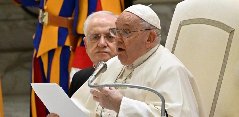 El papa Francisco pronuncia su discurso durante su audiencia general semanal en la sala Pablo VI del Vaticano el 13 de diciembre de 2023