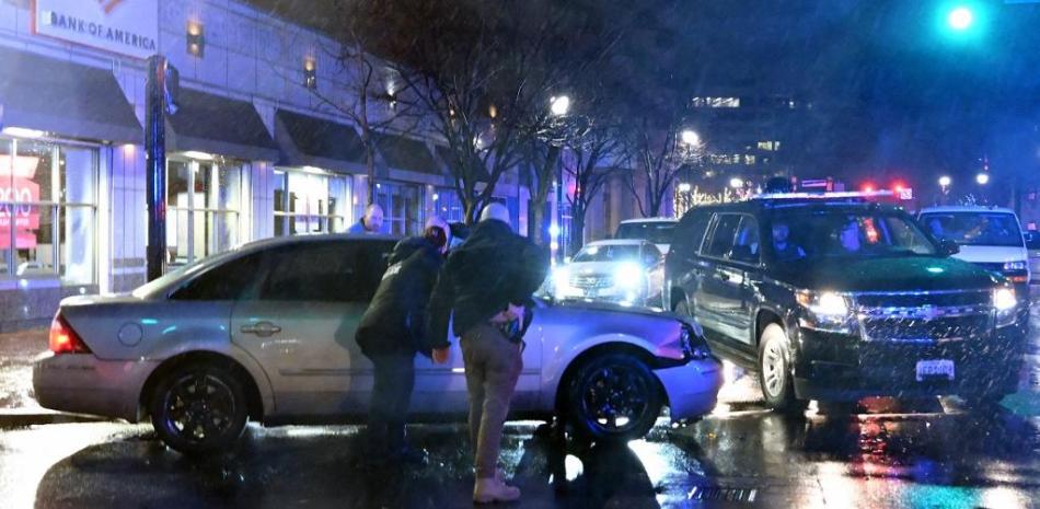 Miembros del Servicio Secreto de EE.UU. se abalanzan sobre un coche, después de que chocara contra un vehículo de la comitiva, cuando el presidente de EEUU, Joe Biden, salía de su sede de campaña en Wilmington, Delaware