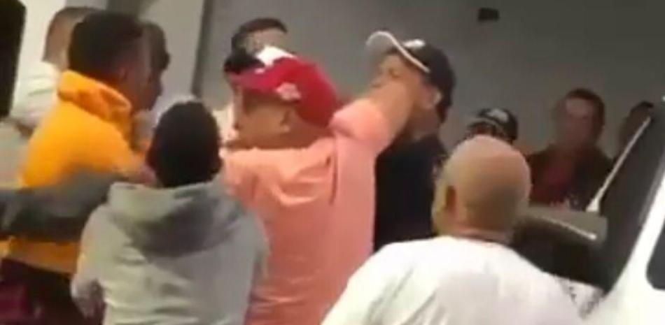 Captura del video del altercado físico entre Julio Abreu y un candidate a regidor
