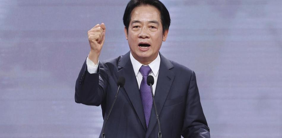 William Lai, candidato a la presidencia de Taiwán por el Partido Popular Democrático, toma la palabra en un debate presidencial televisado