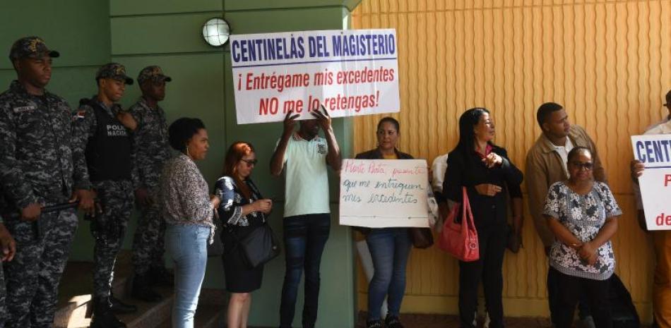 Este miércoles un grupo de maestros con carteles en mano se presentaron a la Cooperativa Nacional de Servicios Múltiples de Los Maestros (Coopnama) en reclamo de la entrega de excedentes.