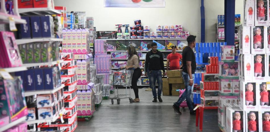 Faltando solo tres días para el Día de los Reyes Magos, los pocos compradores que han visitado las tiendas de juguetes expresaron que los precios de los diversos juguetes han sido asequibles.
