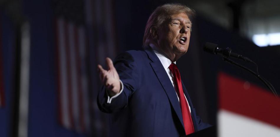 El expresidente Donald Trump habla en un mitin de campaña el sábado 16 de diciembre de 2023 en Durham, Nueva Hampshire