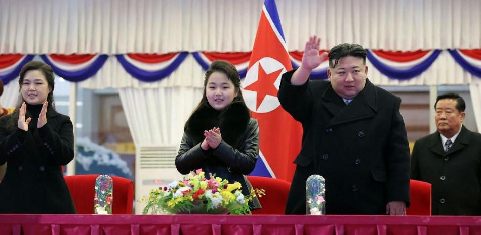 Esta foto tomada el 31 de diciembre de 2023 muestra al líder norcoreano Kim Jong Un (2º dcha.) saludando con su hija, que se presume que se llama Ju Ae (c), y su madre Ri Sol Ju (izq.)