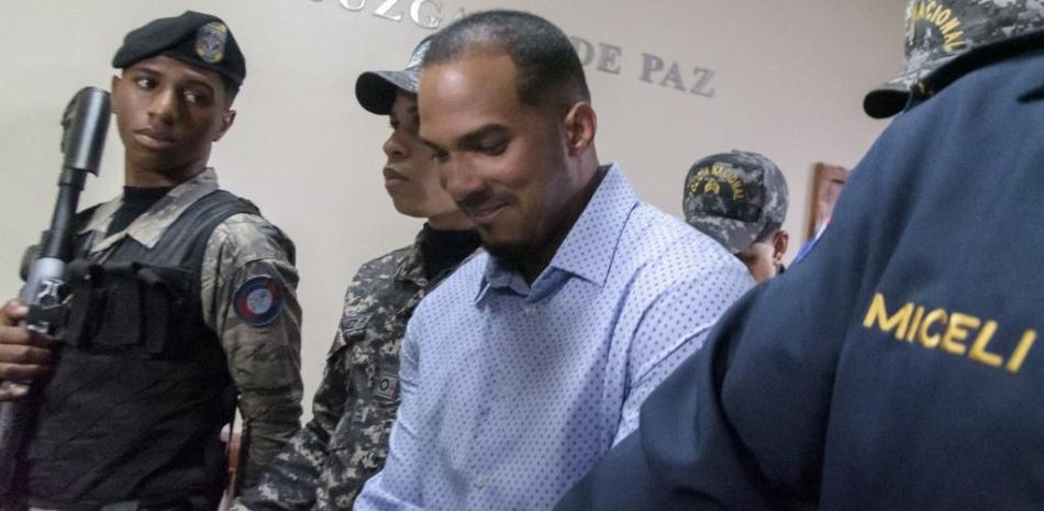 El campocorto dominicano de béisbol de los Tampa Bay Rays, Wander Franco, quien enfrenta una acusación de abusar sexualmente de una niña menor de edad, abandona la corte bajo una fuerte escolta en Puerto Plata, República Dominicana, el 5 de enero de 2024.