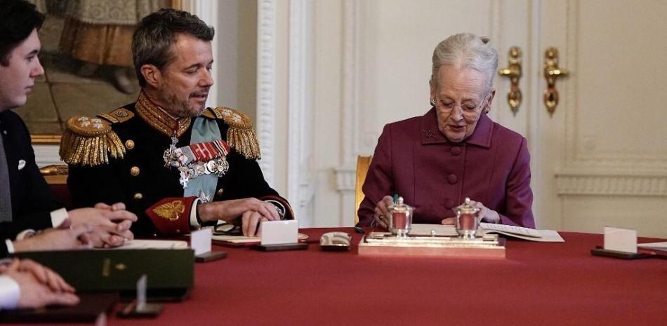 La reina Margarita II de Dinamarca firma su declaración de abdicación y el príncipe heredero Federico de Dinamarca se convierte en el rey Federico X de Dinamarca