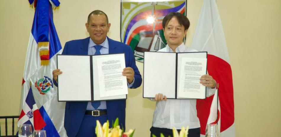 La Alcaldía de Santo Domingo Norte (ASDN) y la Embajada de Japón en República Dominicana firmaron un acuerdo de cooperación, con el que el país asiático donará recursos no reembolsables para la adquisición de camiones compactadores de desechos.