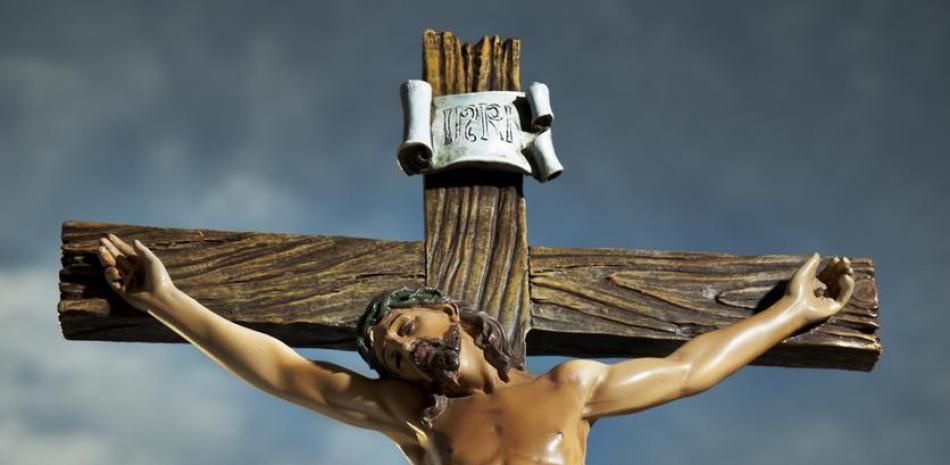 ¿Por qué en la Iglesia católica besan y adoran una la cruz el Viernes Santo?