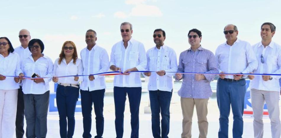 El presidente Luis Abinader inauguró este jueves el embalse de la Presa Monte Grande, siendo la primera fase de una obra considerada una “sueño de décadas”.