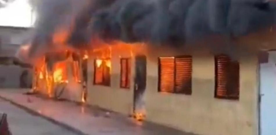 Las llamas destruyeron la escuela Concepción Bona, en La Romana