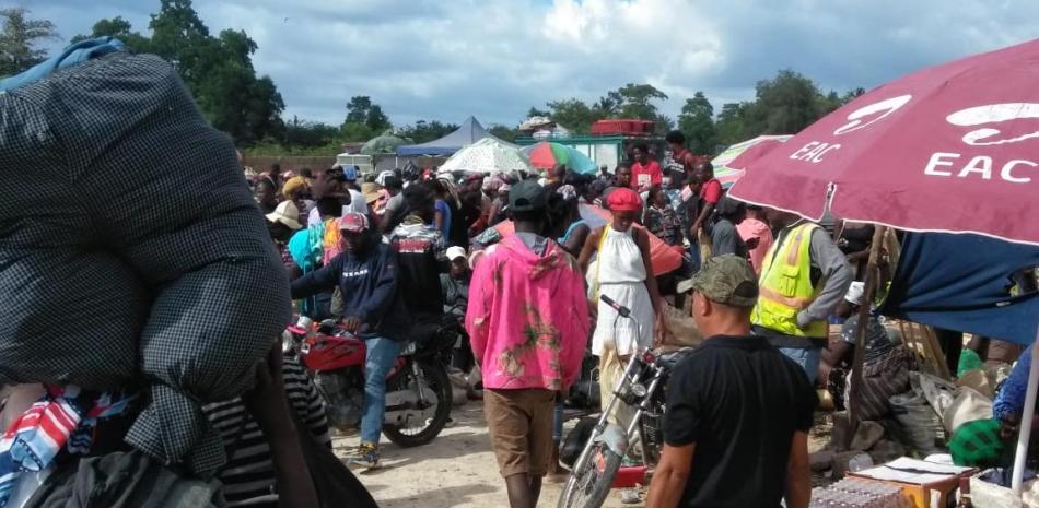 Haitianos y dominicanos se abastecen en el mercado fronterizo en Pedernales
