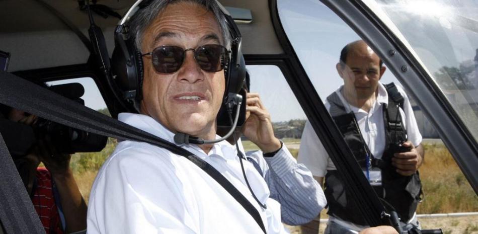 Sebastián Piñera a bordo de su helicóptero después de votar en Santiago, el 15 de enero de 2006