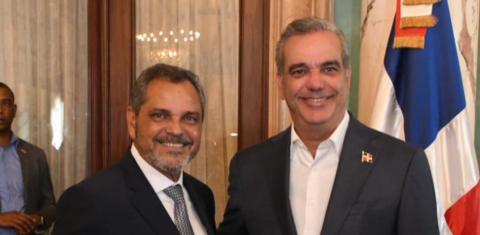 El presidente de la República, Luis Abinader junto a Junior Noboa, Comisionado Nacional de Béisbol en el día en que el mandatario anunció la creación  de la Dirección del Comisionado Nacional de Béisbol.