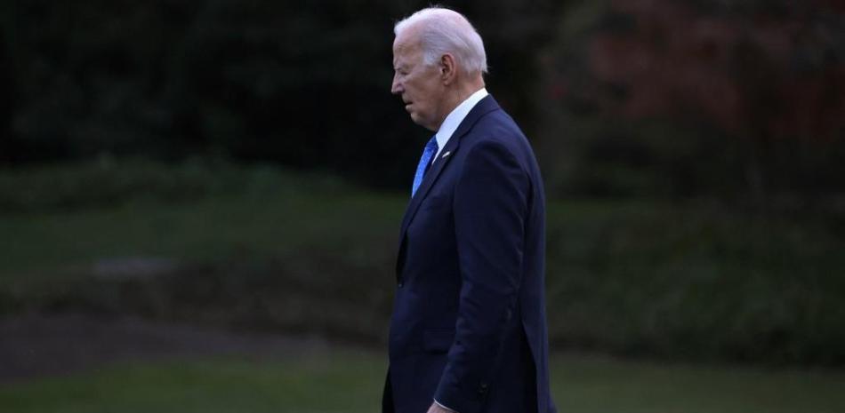 Joe Biden camina hacia el Marine One antes de una salida de South Lawn el 9 de febrero de 2024 en Washington, DC