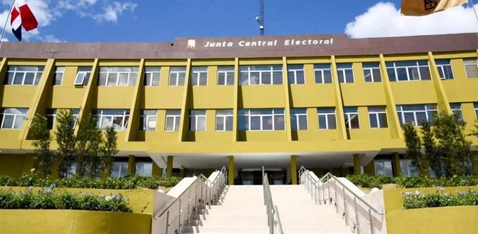 La Junta Central Electoral (JCE) adquirió 5,200 nuevos equipos “UPS”, baterías electrónicas de emergencia, para sustituir a otros que no estaban en condiciones de cumplir con la transmisión de los resultados en las próximas elecciones municipales del 18 de febrero.
