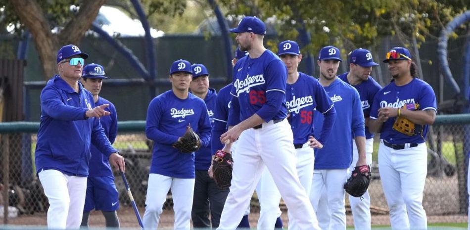 Jugadores de los Dodgers en plena faena de entrenamientos en su campo de operaciones en Phoenix