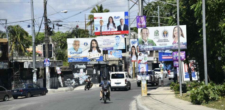 Vallas políticas en las calles de Santo Domingo Norte