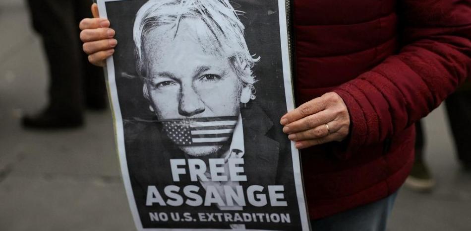 Un manifestante sostiene un cartel durante una concentración para pedir la libertad del fundador de Wikileaks, Julian Assange