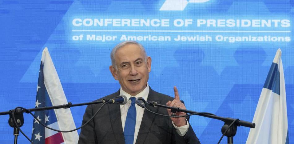 El primer ministro Benjamin Netanyahu habla durante una reunión de líderes judíos en el Museo de la Tolerancia en Jerusalén, el domingo 18 de febrero de 2024