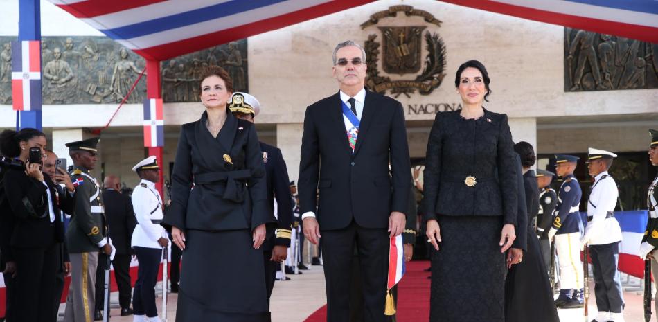 El presidente Luis Abinader a su llegada al palacio del Congreso Nacional. A su lado la vicepresidenta Raquel Peña y la primera dama, Raquel Arbaje