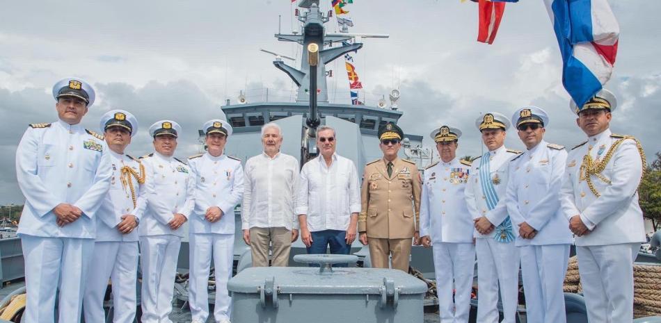 El presidente Luis Abinader realizó ayer una visita de cortesía al Buque Patrullero Oceánico ARC Victoria de Colombia para conocer su capacidad y elementos para contrarrestar los delitos marítimos trasnacionales.