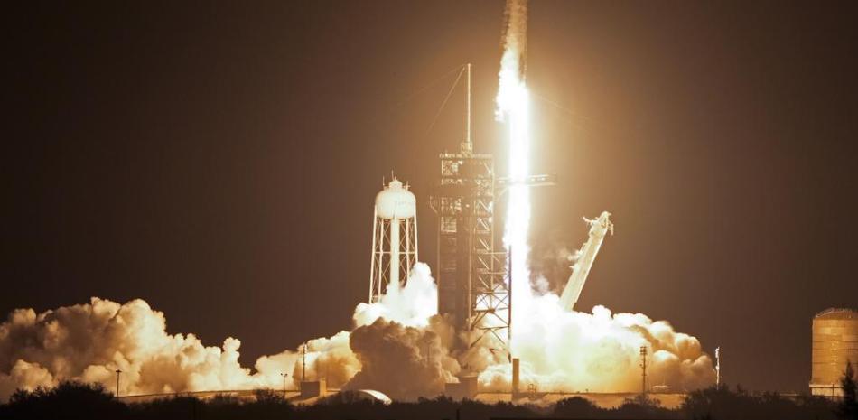 Un cohete Falcon 9 de SpaceX con una cápsula Dragon y cuatro tripulantes a bordo despega en una misión a la Estación Espacial Internacional desde la plataforma 39A del Centro Espacial Kennedy en Cabo Cañaveral, Florida, el domingo 3 de marzo de 2024.