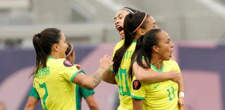 Jugadores de Brasil se felicitan tras marcar un gol.