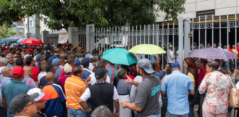 Pensionados frente al Ministerio de Hacienda en busca de sus pagos