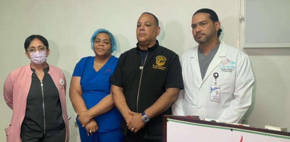 El adolescente de 12 años, que fue intervenido quirúrgicamente en la Unidad de Quemados Doctora Thelma Rosario, tras sufrir quemaduras durante carnaval de Salcedo, presenta una ligera mejoría.