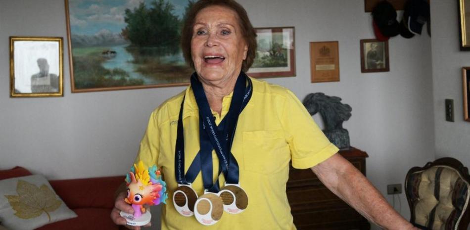 La nadadora chilena Eliana Busch, de 89 años, muestra sus medallas durante una entrevista con AFP en Viña del Mar, Chile, el 25 de marzo de 2024