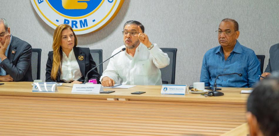 Reunión del Partido Revolucionario Moderno (PRM) con su candidato a la senaduría del Distrito Nacional, Guillermo Moreno.