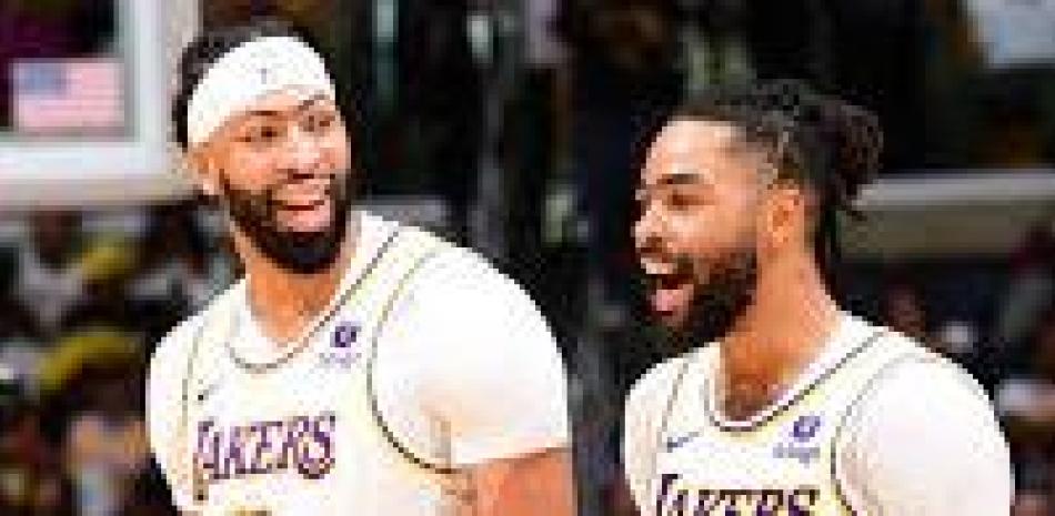 Anthony Davis y D´Angelo Russell conversan y sonrien luego de un momento en que los Lakers superaban a los Cavaliers.