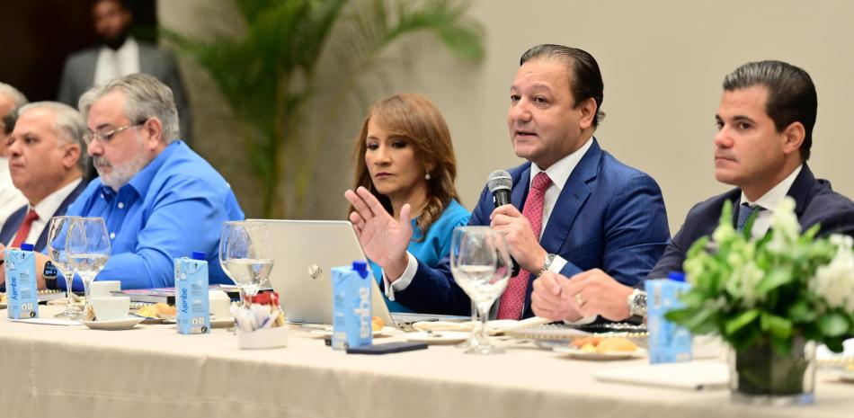 El candidato presidencial Abel Martínez durante su presentación ante Asonahores